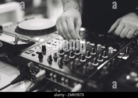 Un DJ riproduce musica su un controller durante una festa Foto Stock