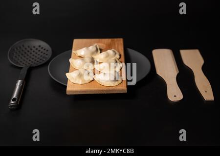 gnocchi preparati al momento con utensili da cucina Foto Stock