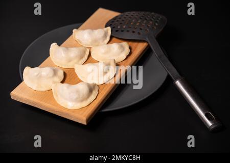 gnocchi preparati al momento con utensili da cucina Foto Stock
