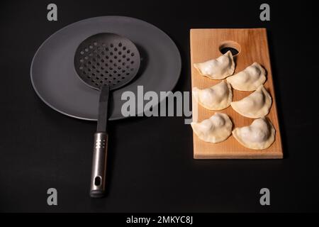 gnocchi preparati al momento con utensili da cucina Foto Stock