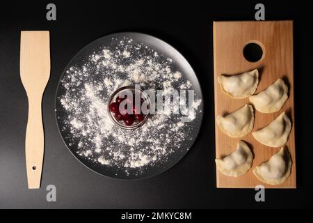 gnocchi di ciliegio preparati al momento con utensili da cucina Foto Stock