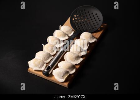 gnocchi preparati al momento con utensili da cucina Foto Stock
