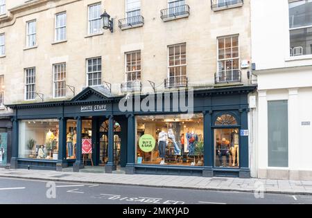 Vendita presso il negozio di abbigliamento White Stuff a New Bond Street, Città di Bath, Somerset, Inghilterra, Regno Unito Foto Stock