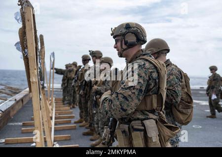 220912-N-XB010-2002 SEA OF JAPAN (SETTEMBRE 12, 2022) – i Marines assegnati all’unità di spedizione marina (MEU) del 31st esaminano i loro obiettivi durante un tiro al fuoco con fucili M-4 sul ponte di volo della nave portuale anfibia USS New Orleans (LPD 18), dispiegata verso il futuro, nel Mare del Giappone. New Orleans, parte del Tripoli Amphhibious Ready Group, insieme al 31st MEU, opera nell'area di responsabilità della flotta statunitense 7th per migliorare l'interoperabilità con alleati e partner e fungere da pronta forza di risposta per difendere la pace e la stabilità nella regione dell'Indo-Pacifico. Foto Stock