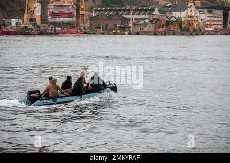 Membri di servizio provenienti dal Brasile con il Grupamento de Mergulhadores de Comabte, Marinha do Brasil (Gruppo di combattimenti della Marina Brasiliana), Hombres Ranas de Infantería de Marina de Ecuador (corpo dei Marine Equadoriani Frogmen), Las Fuerzas de Operaciones Especiales de la Marina de Guerra del Perú (Le forze operative speciali della Marina Peruviana), e le tenute della Marina degli Stati Uniti assegnate a un team delle operazioni speciali navali, conducono una missione di immersione come parte dell'esercizio UNITAS LXIII a Rio de Janeiro, 12 settembre 2022. UNITAS è l'esercizio marittimo multinazionale annuale più lungo al mondo che si concentra sul miglioramento Foto Stock