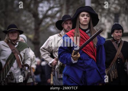 Londra, Regno Unito. 29th gennaio 2023. Rievocazione della sfilata di esecuzione di Re Carlo i da parte della società inglese della guerra civile (ECWS). Vestiti con abiti tradizionali del 17th° secolo, i membri dell'ECWS si riuniscono per marciare e cavalcare lungo il Mall da St James Palace verso Horse Guards Parade re-Enacting Charles i di Englands camminare verso la sua esecuzione di fronte alla casa Banqueting nel 1649. E' anche la 50th volta che i soldati dell'Esercito dei Re, la parte Royalista della Società di Guerra civile Inglese, hanno commemorato questo evento. Credit: Guy Corbishley/Alamy Live News Foto Stock