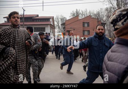 Srinagar, India. 29th Jan, 2023. Le forze di sicurezza indiane sgombrano una strada durante il Bharat Jodo Yatra a Srinagar. Il partito del Congresso sta intraprendendo il “Bharat Jodo Yatra”, di 3.570 km, iniziato a Kanyakumari il 7 settembre 2022, e terminerà a Srinagar il 30 gennaio 2022, coprendo 12 stati in 150 giorni a piedi. Credit: SOPA Images Limited/Alamy Live News Foto Stock