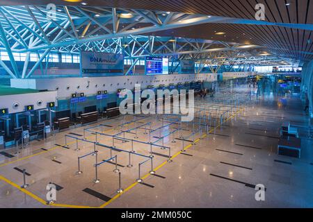 DA NANG, VIETNAM - 11 GENNAIO 2023 - banchi di check in vuoti all'Aeroporto Internazionale di da Nang, da Nang, Vietnam. Il viaggio non è di ritorno alla prepandemia Foto Stock