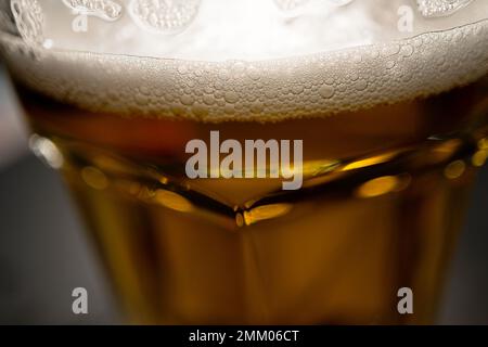 Primo piano di birra, macrofo di schiuma di birra Foto Stock