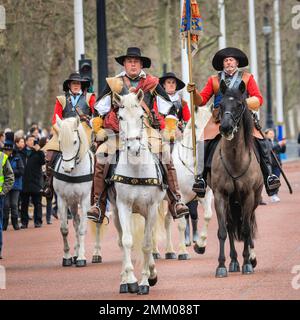 Londra, Regno Unito. 29th Jan, 2023. Volontari e soldati dell'Esercito del Re, la parte Royalista della Società della Guerra civile Inglese, marciano lungo il Mall e attraverso le Guardie dei cavalli fino alla Banqueting House di Westminster per commemorare re Carlo I. La rievocazione si svolge ogni anno l'ultima domenica per celebrare l'anniversario della recita di Re Carlo i fuori Banqueting House. Credit: Imageplotter/Alamy Live News Foto Stock