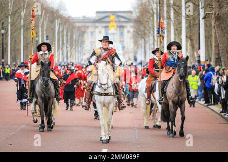 Londra, Regno Unito. 29th Jan, 2023. Volontari e soldati dell'Esercito del Re, la parte Royalista della Società della Guerra civile Inglese, marciano lungo il Mall e attraverso le Guardie dei cavalli fino alla Banqueting House di Westminster per commemorare re Carlo I. La rievocazione si svolge ogni anno l'ultima domenica per celebrare l'anniversario della recita di Re Carlo i fuori Banqueting House. Credit: Imageplotter/Alamy Live News Foto Stock