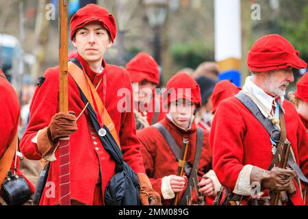 Londra, Regno Unito. 29th Jan, 2023. Volontari e soldati dell'Esercito del Re, la parte Royalista della Società della Guerra civile Inglese, marciano lungo il Mall e attraverso le Guardie dei cavalli fino alla Banqueting House di Westminster per commemorare re Carlo I. La rievocazione si svolge ogni anno l'ultima domenica per celebrare l'anniversario della recita di Re Carlo i fuori Banqueting House. Credit: Imageplotter/Alamy Live News Foto Stock