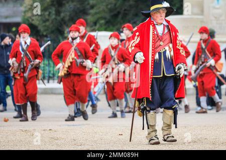 Londra, Regno Unito. 29th Jan, 2023. Volontari e soldati dell'Esercito del Re, la parte Royalista della Società della Guerra civile Inglese, marciano lungo il Mall e attraverso le Guardie dei cavalli fino alla Banqueting House di Westminster per commemorare re Carlo I. La rievocazione si svolge ogni anno l'ultima domenica per celebrare l'anniversario della recita di Re Carlo i fuori Banqueting House. Credit: Imageplotter/Alamy Live News Foto Stock