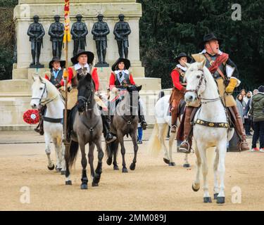 Londra, Regno Unito. 29th Jan, 2023. Volontari e soldati dell'Esercito del Re, la parte Royalista della Società della Guerra civile Inglese, marciano lungo il Mall e attraverso le Guardie dei cavalli fino alla Banqueting House di Westminster per commemorare re Carlo I. La rievocazione si svolge ogni anno l'ultima domenica per celebrare l'anniversario della recita di Re Carlo i fuori Banqueting House. Credit: Imageplotter/Alamy Live News Foto Stock