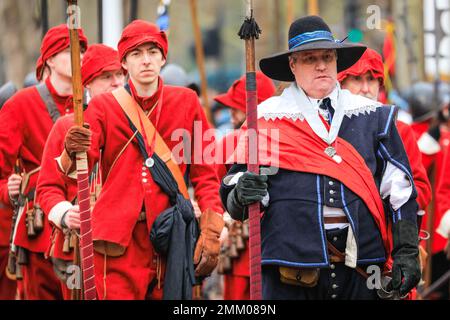 Londra, Regno Unito. 29th Jan, 2023. Volontari e soldati dell'Esercito del Re, la parte Royalista della Società della Guerra civile Inglese, marciano lungo il Mall e attraverso le Guardie dei cavalli fino alla Banqueting House di Westminster per commemorare re Carlo I. La rievocazione si svolge ogni anno l'ultima domenica per celebrare l'anniversario della recita di Re Carlo i fuori Banqueting House. Credit: Imageplotter/Alamy Live News Foto Stock