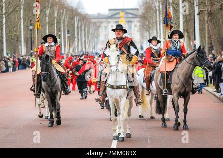 Londra, Regno Unito. 29th Jan, 2023. Volontari e soldati dell'Esercito del Re, la parte Royalista della Società della Guerra civile Inglese, marciano lungo il Mall e attraverso le Guardie dei cavalli fino alla Banqueting House di Westminster per commemorare re Carlo I. La rievocazione si svolge ogni anno l'ultima domenica per celebrare l'anniversario della recita di Re Carlo i fuori Banqueting House. Credit: Imageplotter/Alamy Live News Foto Stock