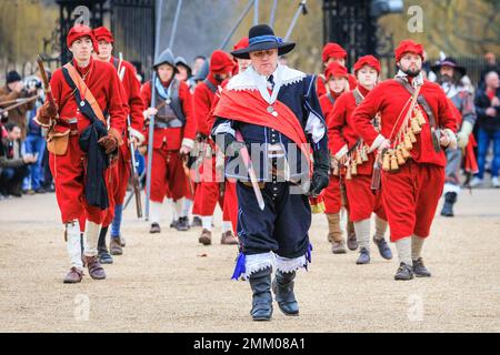 Londra, Regno Unito. 29th Jan, 2023. Volontari e soldati dell'Esercito del Re, la parte Royalista della Società della Guerra civile Inglese, marciano lungo il Mall e attraverso le Guardie dei cavalli fino alla Banqueting House di Westminster per commemorare re Carlo I. La rievocazione si svolge ogni anno l'ultima domenica per celebrare l'anniversario della recita di Re Carlo i fuori Banqueting House. Credit: Imageplotter/Alamy Live News Foto Stock