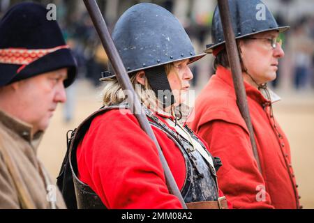 Londra, Regno Unito. 29th Jan, 2023. Volontari e soldati dell'Esercito del Re, la parte Royalista della Società della Guerra civile Inglese, marciano lungo il Mall e attraverso le Guardie dei cavalli fino alla Banqueting House di Westminster per commemorare re Carlo I. La rievocazione si svolge ogni anno l'ultima domenica per celebrare l'anniversario della recita di Re Carlo i fuori Banqueting House. Credit: Imageplotter/Alamy Live News Foto Stock