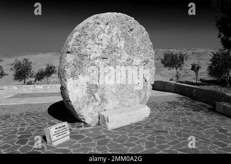 La pietra di Abu Badd, una porta fortificata di un monastero bizantino nel vecchio villaggio di Faysaliyah, Monte Nebo, Giordania, Medio Oriente Foto Stock