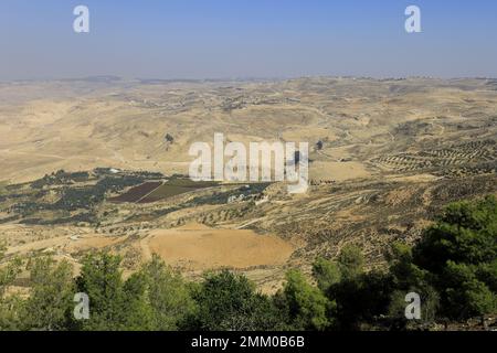 La Valle di Moses Spring (Wadi Ayun Musa), vista dal Monte Nebo Giordania, Medio Oriente Foto Stock