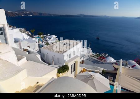 Edifici imbiancati la città di Oia, Santorini, Grecia Foto Stock