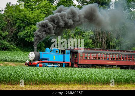 Strasburg, Pennsylvania. 48 2021 giugno - Vista di Thomas the Train che tira le automobili del passeggero che soffiano fumo e vapore in un giorno di sole Foto Stock