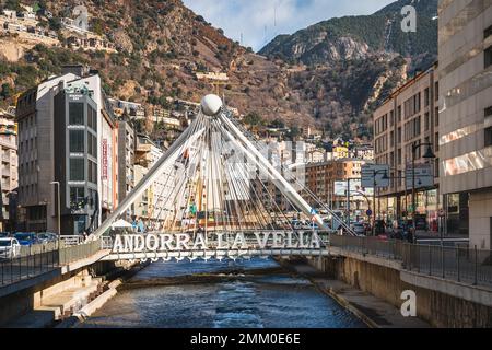 Andorra la Vella, Jan 2020 Ponte di Parigi che attraversa il fiume Gran Valira. Alberghi ed edifici residenziali con i Pirenei in background Foto Stock