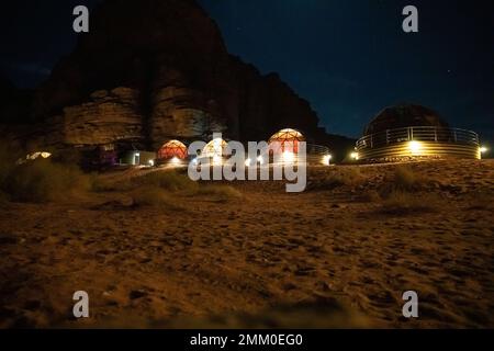 Pernottamento nel deserto. Fotografato a Wadi Rum, Giordania Foto Stock