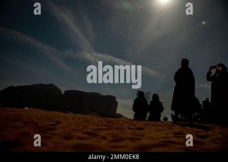 Osservazione delle stelle nel deserto. Fotografato a Wadi Rum, Giordania Foto Stock