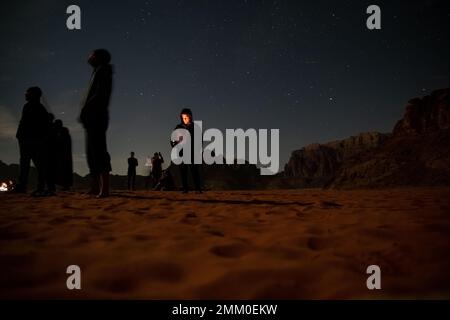 Osservazione delle stelle nel deserto. Fotografato a Wadi Rum, Giordania Foto Stock