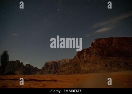 Osservazione delle stelle nel deserto. Fotografato a Wadi Rum, Giordania Foto Stock