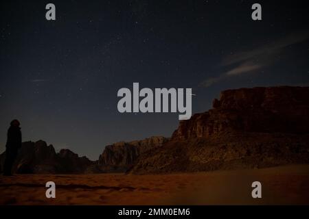 Osservazione delle stelle nel deserto. Fotografato a Wadi Rum, Giordania Foto Stock