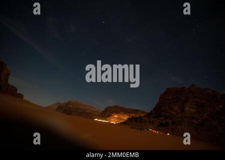 Osservazione delle stelle nel deserto. Fotografato a Wadi Rum, Giordania Foto Stock