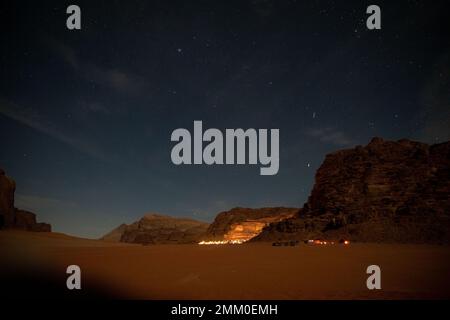 Osservazione delle stelle nel deserto. Fotografato a Wadi Rum, Giordania Foto Stock