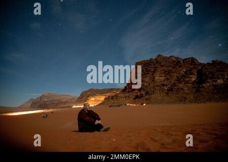 Osservazione delle stelle nel deserto. Fotografato a Wadi Rum, Giordania Foto Stock