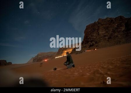 Osservazione delle stelle nel deserto. Fotografato a Wadi Rum, Giordania Foto Stock