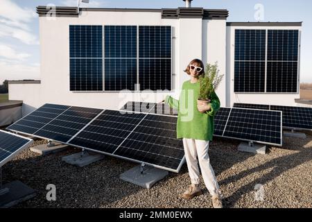 Felice proprietario di una casa con un impianto solare Foto Stock