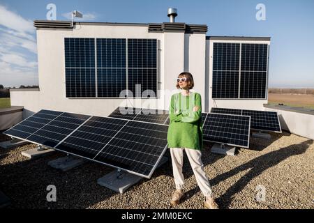 Felice proprietario di una casa con un impianto solare Foto Stock