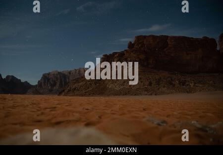 Osservazione delle stelle nel deserto. Fotografato a Wadi Rum, Giordania Foto Stock