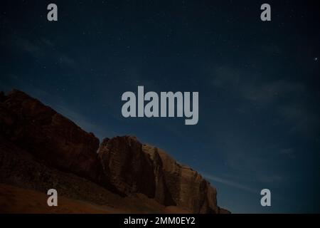 Osservazione delle stelle nel deserto. Fotografato a Wadi Rum, Giordania Foto Stock