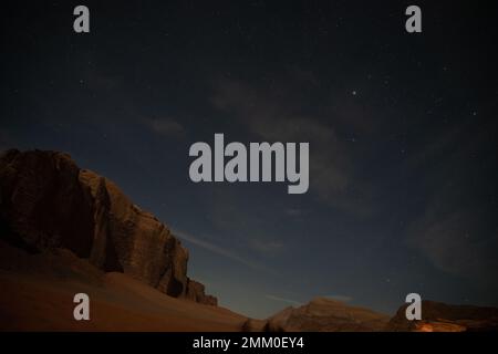 Osservazione delle stelle nel deserto. Fotografato a Wadi Rum, Giordania Foto Stock