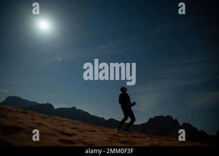Osservazione delle stelle nel deserto. Fotografato a Wadi Rum, Giordania Foto Stock