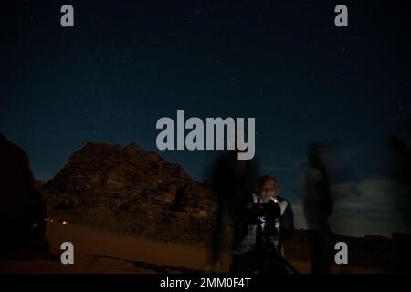 Osservazione delle stelle nel deserto. Fotografato a Wadi Rum, Giordania Foto Stock