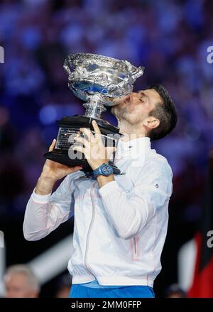 Melbourne, Australia. 29th. Gennaio 2023. Il tennista serbo Novak Djokovic è il vincitore del torneo Australian Open 2023 al Melbourne Park domenica 29 gennaio 2023. © Juergen Hasenkopf / Alamy Live News Foto Stock