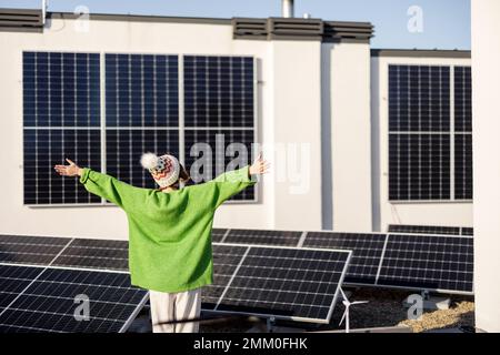 Felice proprietario di una casa con un impianto solare Foto Stock