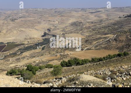 La Valle di Moses Spring (Wadi Ayun Musa), vista dal Monte Nebo Giordania, Medio Oriente Foto Stock