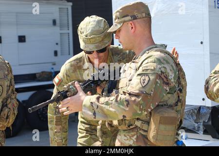 I soldati assegnati al reggimento reale australiano 8/9th, a sinistra, e 3rd squadra di combattimento della Brigata di Fanteria, 25th divisione di Fanteria assicurano che un'arma sia chiara prima dell'addestramento delle operazioni urbane durante l'esercizio della ruota dentata al Black Rock Camp, Fiji, 13 settembre 2022. Esercizio Cartwheel è un esercizio multilaterale di addestramento militare-militare con le forze militari della Repubblica delle Fiji, australiane, neozelandesi e britanniche che costruisce la prontezza e l'interoperabilità delle spedizioni aumentando la capacità di affrontare una crisi e contingenze sviluppando e sottolineando unità ai più alti livelli di addestramento. Foto Stock