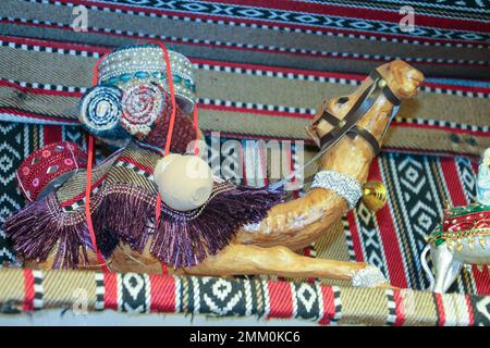 Spettacolo di danza folcloristica culturale Mideastern per i turisti Dubai, Emirati Arabi Uniti, Foto Stock