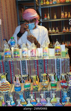 Souvenir di sabbia colorata spettacolo di danza folcloristica culturale Mideastern per i turisti Dubai, Emirati Arabi Uniti, Foto Stock