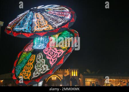 Spettacolo di danza folcloristica culturale Mideastern per i turisti Dubai, Emirati Arabi Uniti, Foto Stock